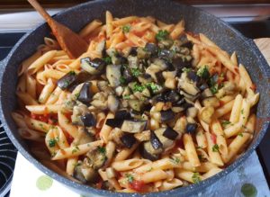 pasta con melanzane e pangrattato tostato