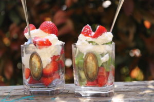 dessert di frutta fragole kiwi e panna