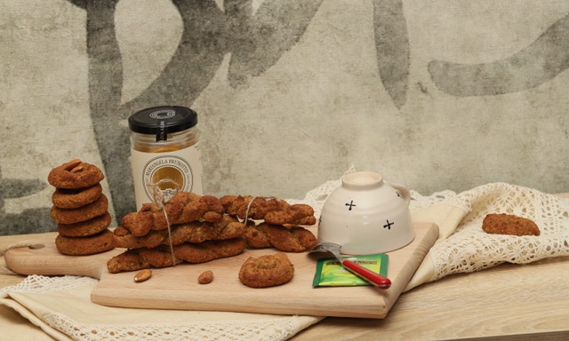 Scopri di più sull'articolo Biscotti di mais con mandorle e datteri