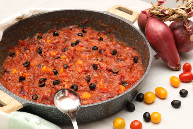 Scopri di più sull'articolo Sugo con cipolle rosse pomodorini ed olive