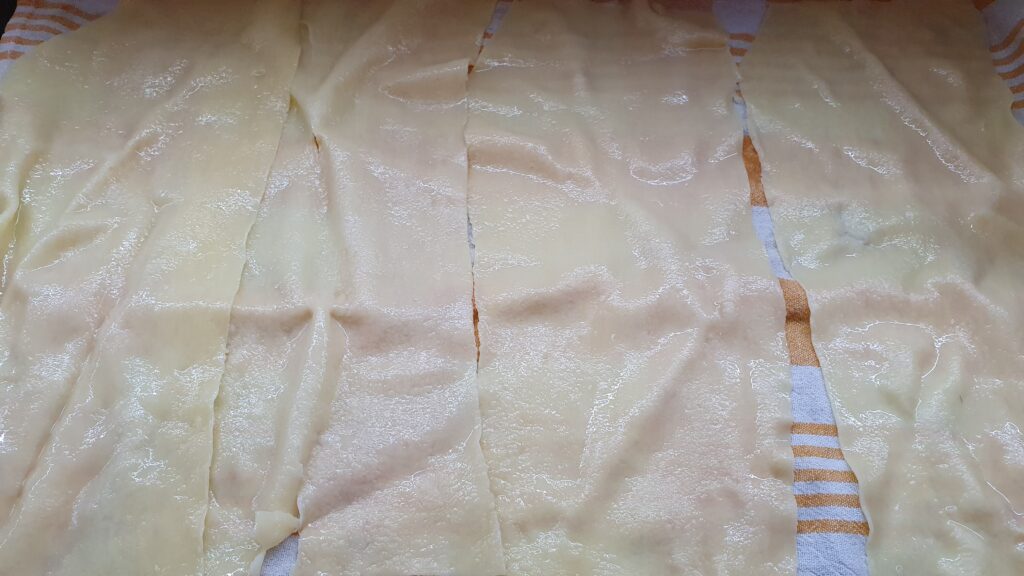 sfoglie per lasagne cotte messe ad asciugare
