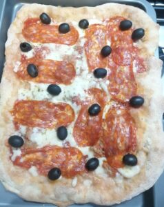 pizza in teglia con mozzarella, salame piccante ed olive