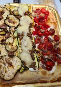 pizza in teglia con mozzarella, verdure grigliate e pomodorini confit