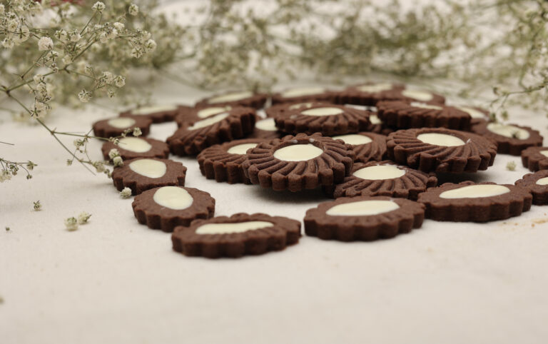 Scopri di più sull'articolo Frollini al cacao farciti con cioccolato bianco