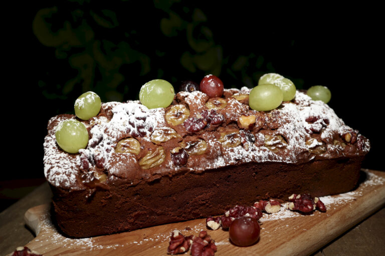 Scopri di più sull'articolo Plumcake cioccolato uva amaretti e noci rosse