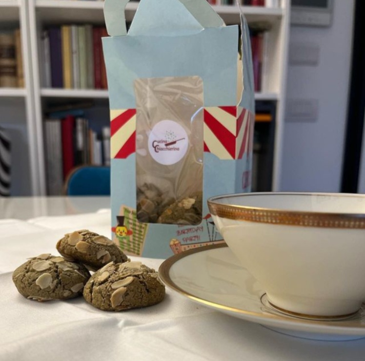 biscotti al tè matcha in pacchetto regalo