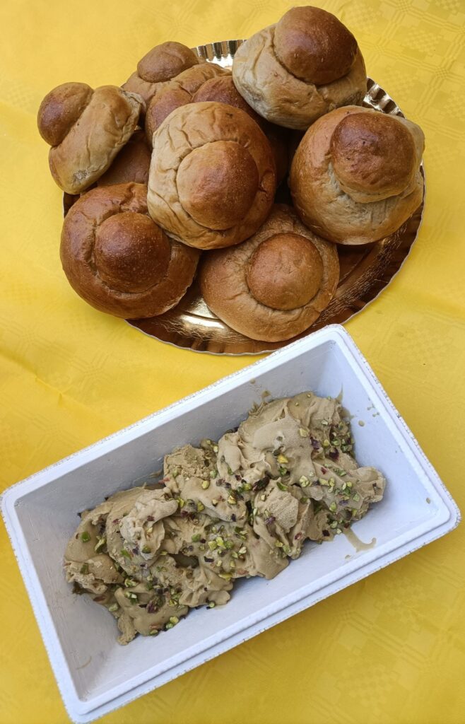 brioches col tuppo e gelato al pistacchio