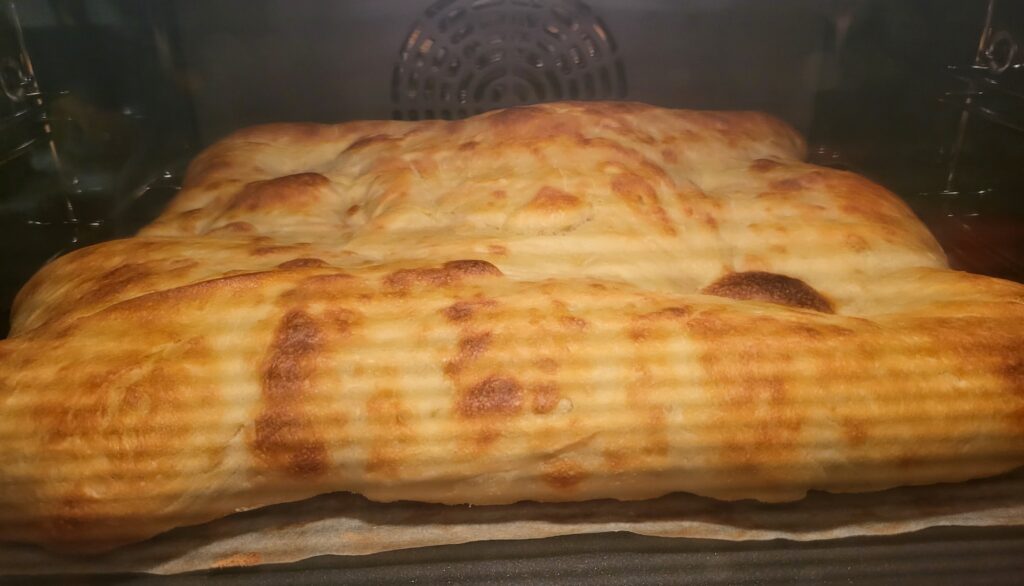 focaccia bianca di semola in cottura