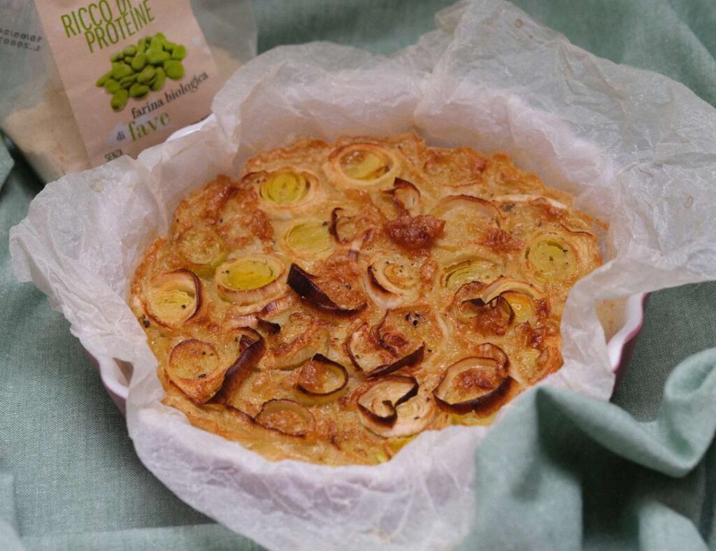Focaccia con farina di fave e porri