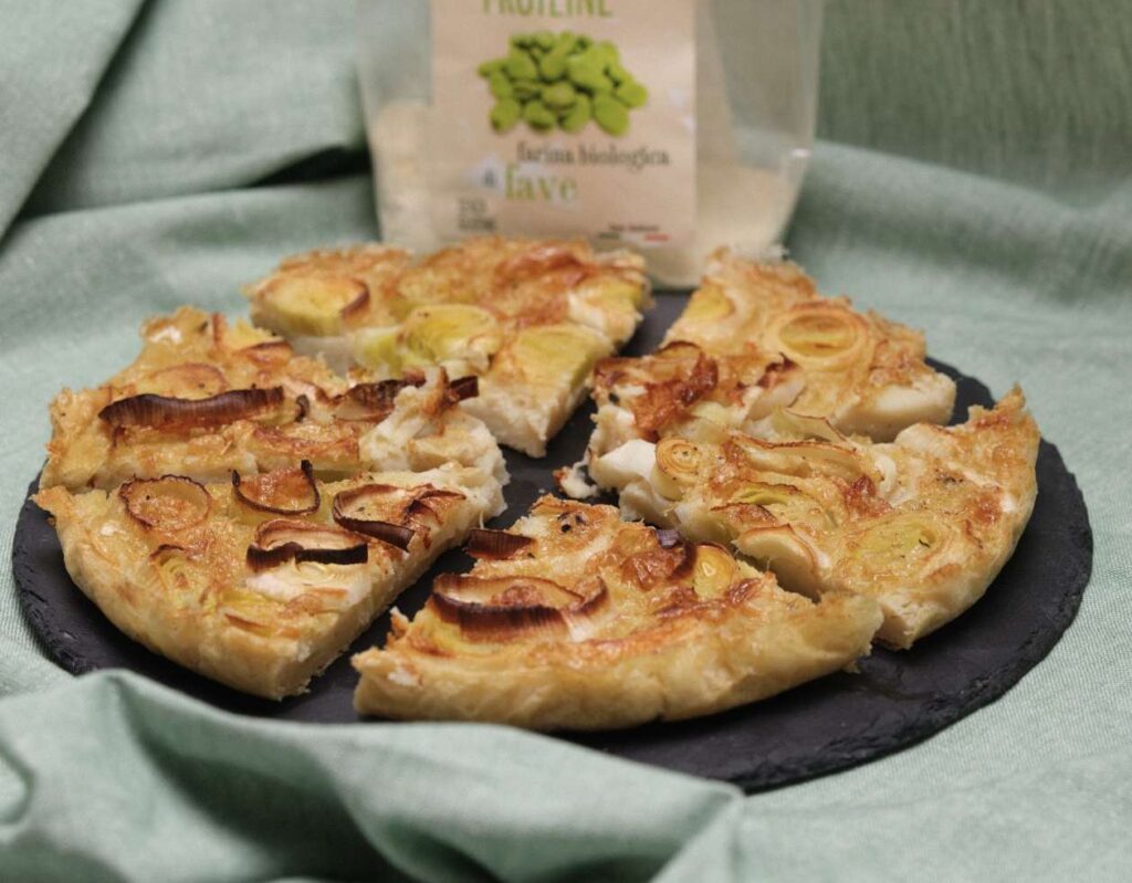 focaccia con farina di fave e porri