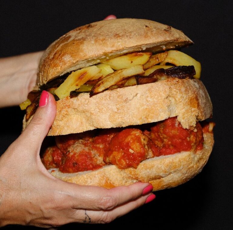 Scopri di più sull'articolo Pane con polpette patate e peperoni