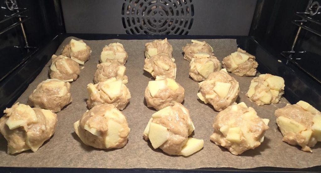 Biscotti alle mele in cottura