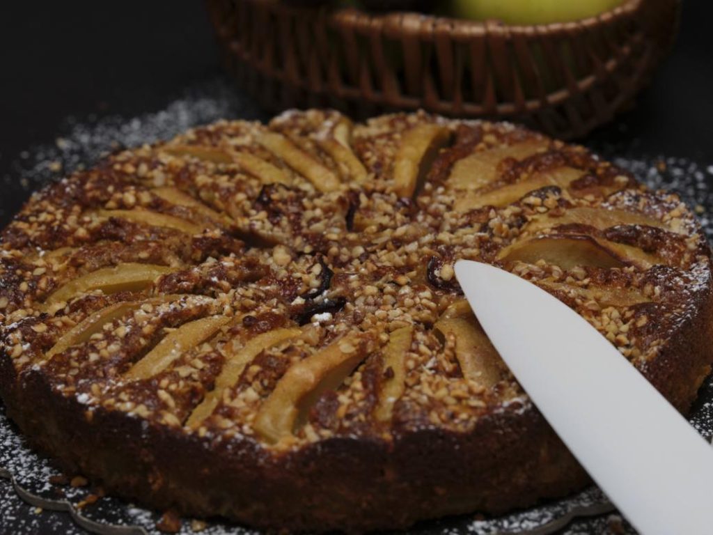 torta di mele, fichi e nocciole