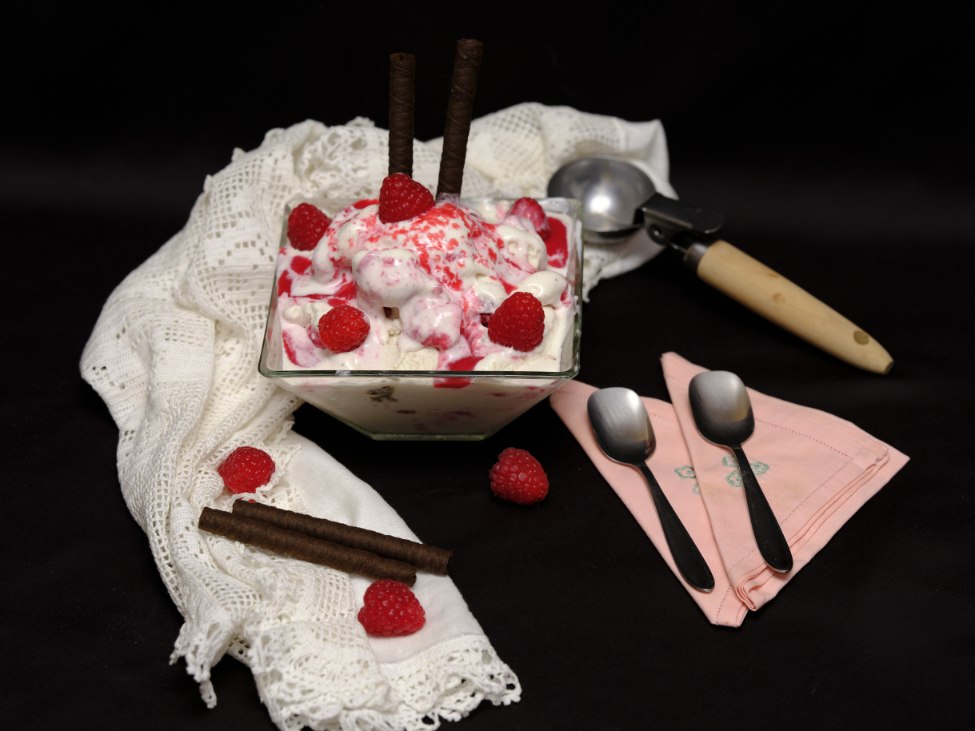 Gelato yogurt greco e lamponi