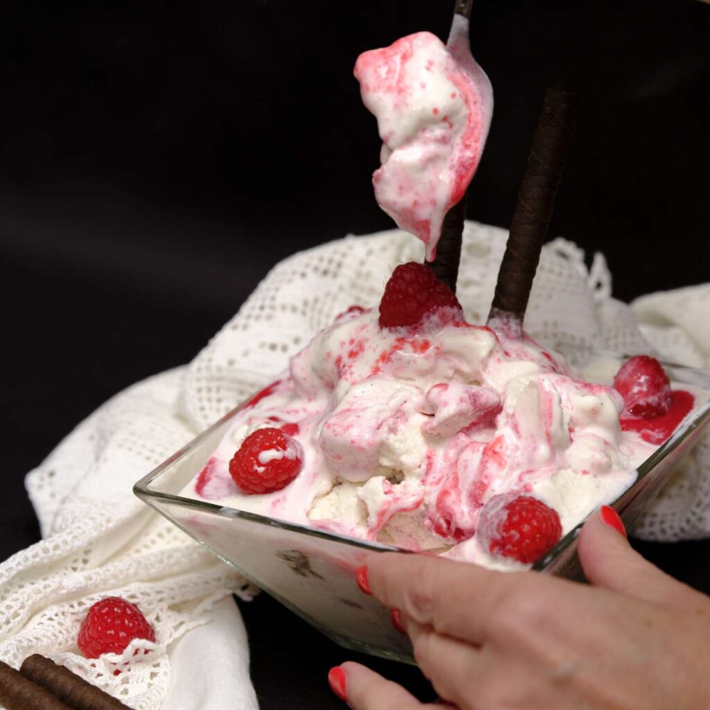 Gelato yogurt greco e lamponi