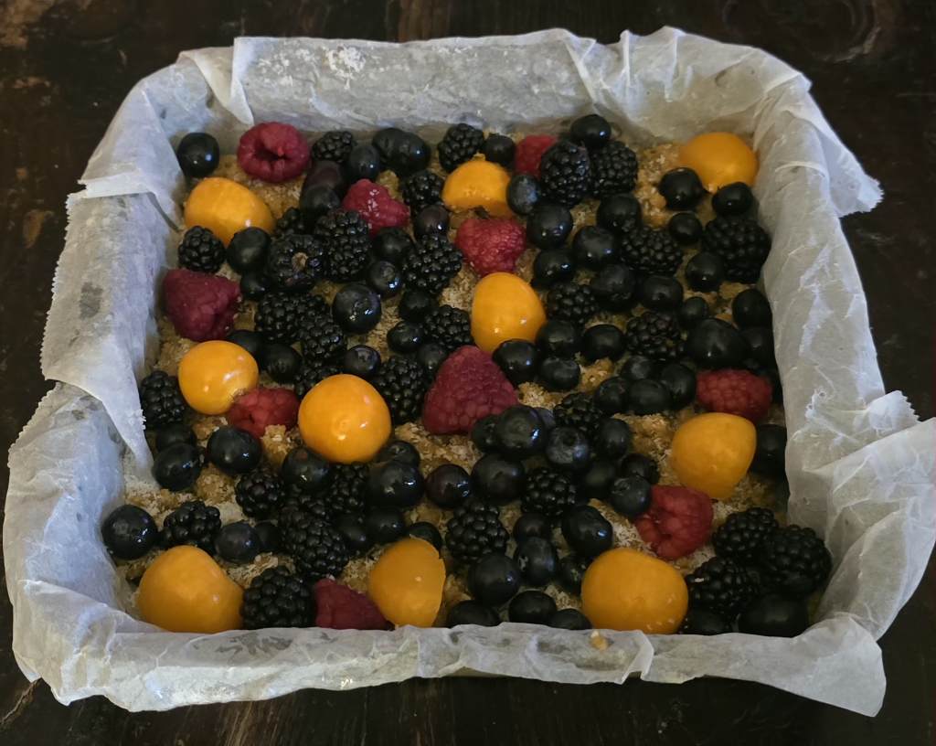 sbriciolata al cocco con frutta in preparazione
