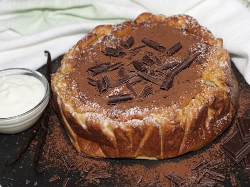 torta allo yogurt greco con cacao e scaglie di cioccolato fondente