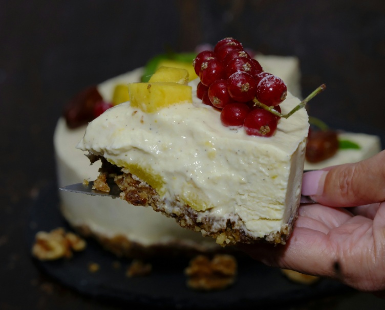 Cheesecake al mango con base datteri e noci